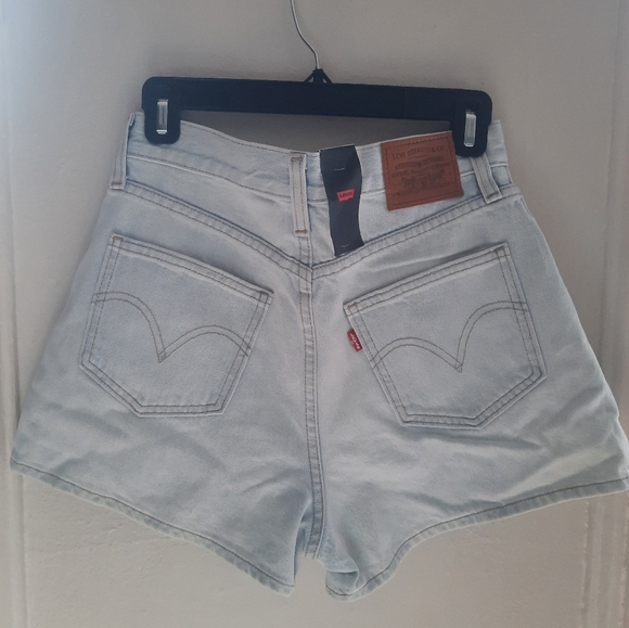 Levi's Lightwash Denim Short - Picture 4 of 6